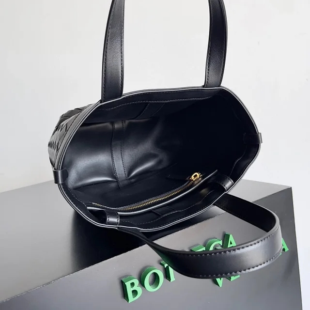 【BOTTEGA VENETA】ボッテガヴェネタ スーパーコピー イントレチャートレザーのスモールトートバッグ ネロ（754916VCPP11019）