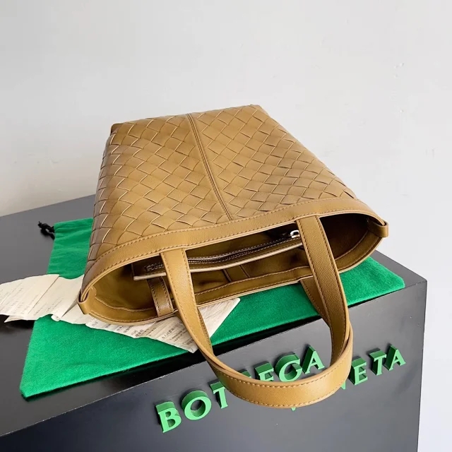 【BOTTEGA VENETA】ボッテガヴェネタ スーパーコピー イントレチャートレザーのスモールトートバッグ（754916VCPP17746）