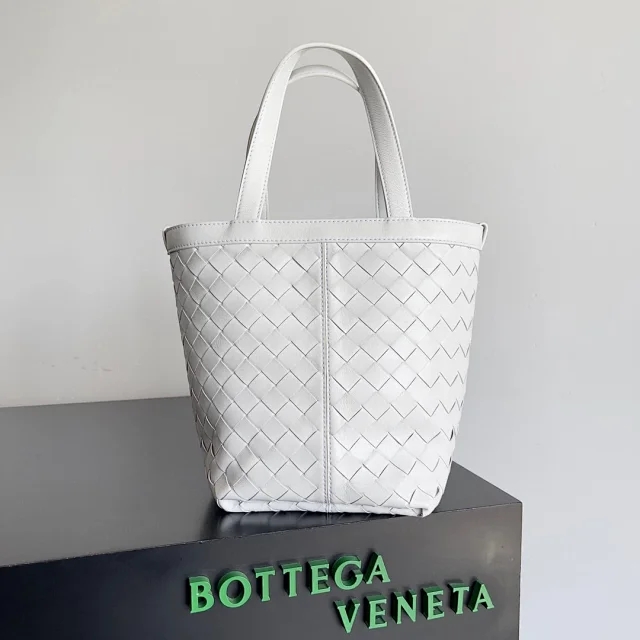 【BOTTEGA VENETA】ボッテガヴェネタ スーパーコピー イントレチャートレザーのスモールトートバッグ（754916VCPP19104）