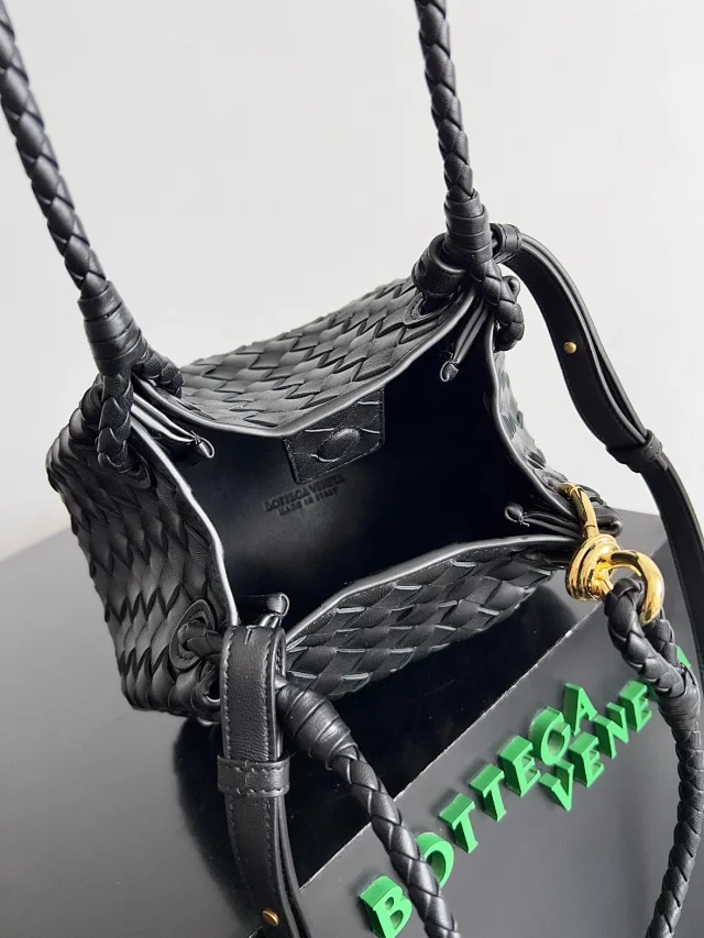 【BOTTEGA VENETA】ボッテガヴェネタ スーパーコピー スモール パラシュート ショルダーバッグ（796569）