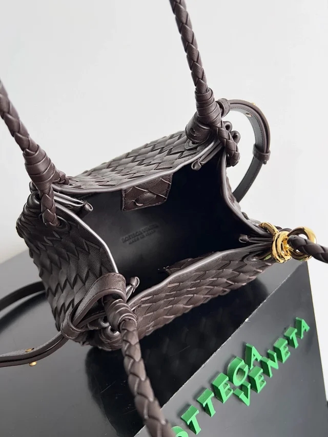 【BOTTEGA VENETA】ボッテガヴェネタ スーパーコピー スモール パラシュート ショルダーバッグ （796569VCPPT2190）