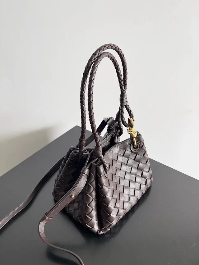 【BOTTEGA VENETA】ボッテガヴェネタ スーパーコピー スモール パラシュート ショルダーバッグ （796569VCPPT2190）