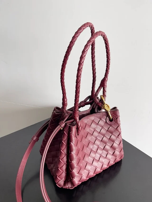 【BOTTEGA VENETA】ボッテガヴェネタ スーパーコピー スモール パラシュート ショルダーバッグ ワインレッド（796569）