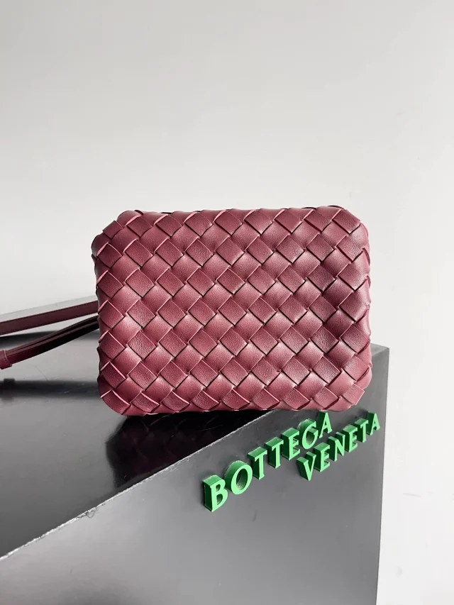 【BOTTEGA VENETA】ボッテガヴェネタ スーパーコピー スモール パラシュート ショルダーバッグ ワインレッド（796569）