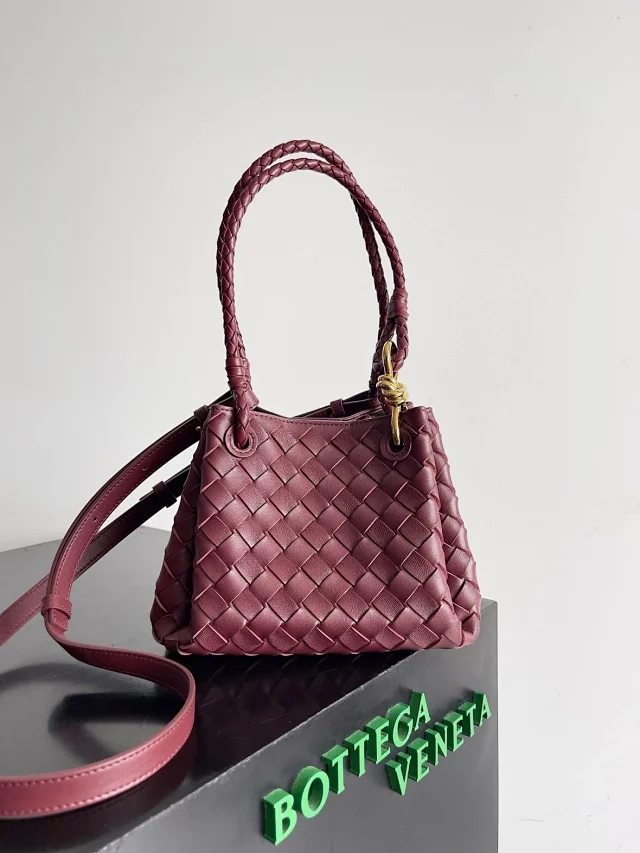 【BOTTEGA VENETA】ボッテガヴェネタ スーパーコピー スモール パラシュート ショルダーバッグ ワインレッド（796569）