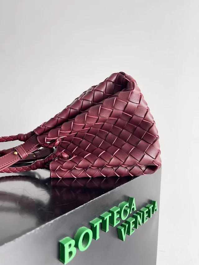 【BOTTEGA VENETA】ボッテガヴェネタ スーパーコピー スモール パラシュート ショルダーバッグ ワインレッド（796569）