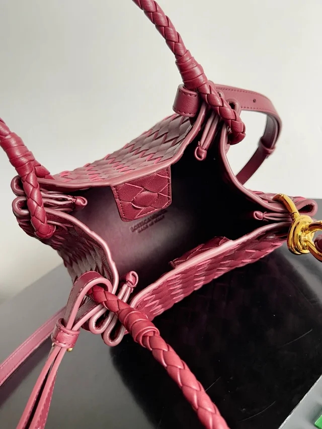 【BOTTEGA VENETA】ボッテガヴェネタ スーパーコピー スモール パラシュート ショルダーバッグ ワインレッド（796569）