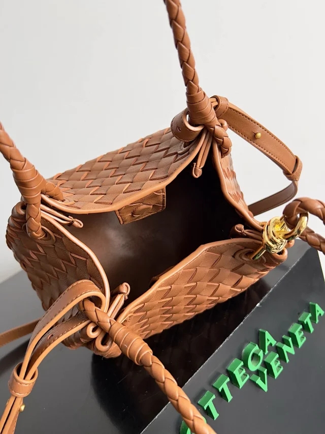 【BOTTEGA VENETA】ボッテガヴェネタ スーパーコピー スモール パラシュート ショルダーバッグ ブラウン（796569）