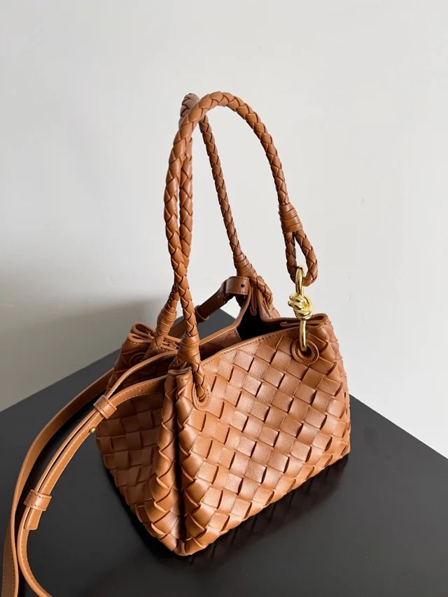 【BOTTEGA VENETA】ボッテガヴェネタ スーパーコピー スモール パラシュート ショルダーバッグ ブラウン（796569）