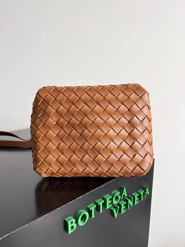 【BOTTEGA VENETA】ボッテガヴェネタ スーパーコピー スモール パラシュート ショルダーバッグ ブラウン（796569）