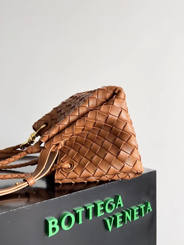 【BOTTEGA VENETA】ボッテガヴェネタ スーパーコピー スモール パラシュート ショルダーバッグ ブラウン（796569）