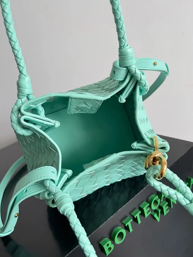 【BOTTEGA VENETA】ボッテガヴェネタ スーパーコピー スモール パラシュート ショルダーバッグ グリーンオアシス（796569VCPPT8060）