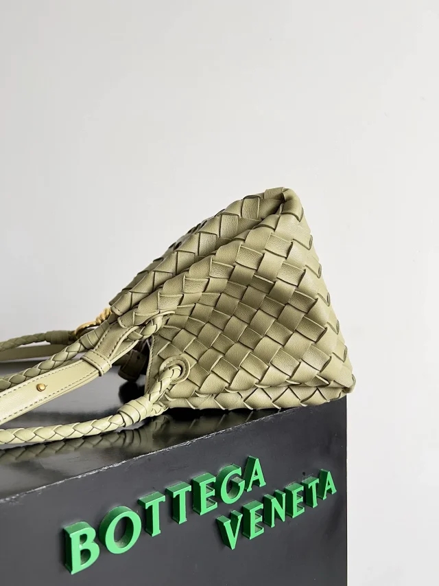 【BOTTEGA VENETA】ボッテガヴェネタ スーパーコピー スモール パラシュート ショルダーバッグ アボカドグリーン（796569）