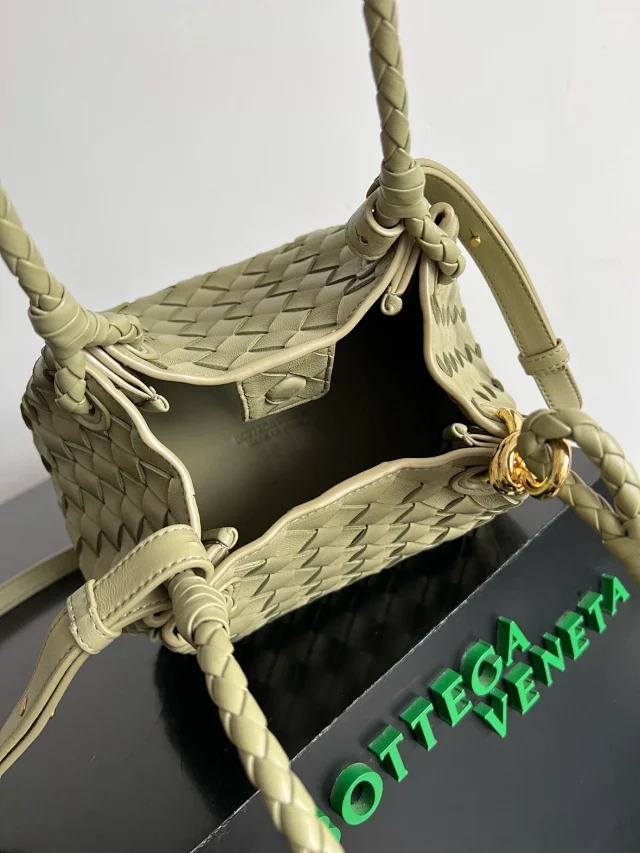 【BOTTEGA VENETA】ボッテガヴェネタ スーパーコピー スモール パラシュート ショルダーバッグ アボカドグリーン（796569）