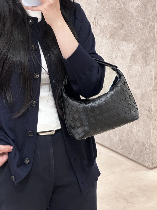【BOTTEGA VENETA】ボッテガヴェネタ スーパーコピー イントレチャートレザーのミニショルダーバッグ ブラック（754443V3IV18425）