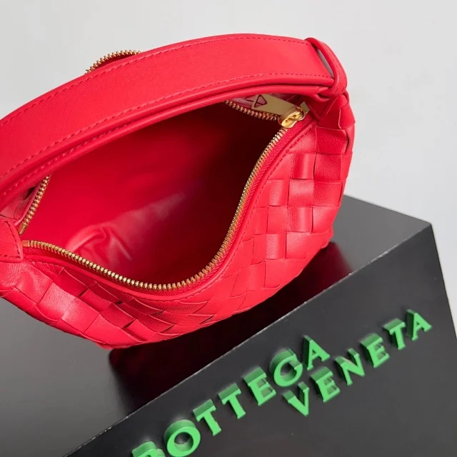【BOTTEGA VENETA】ボッテガヴェネタ スーパーコピー イントレチャートレザーのミニショルダーバッグ レッド（754443）