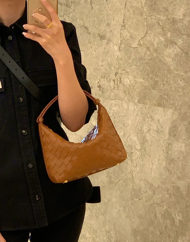 【BOTTEGA VENETA】ボッテガヴェネタ スーパーコピー イントレチャートレザーのミニショルダーバッグ ウッド（754443V3IV12650）