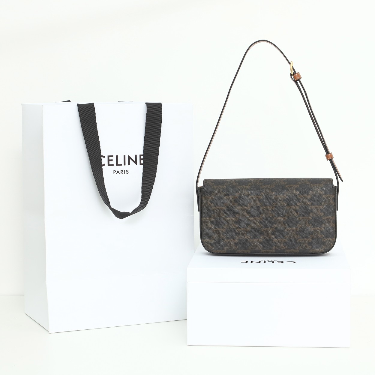 【CELINE】セリーヌ スーパーコピー ショルダーバッグ クロード / トリオンフキャンバス＆カーフスキン タン（194142CUZ.04LU）