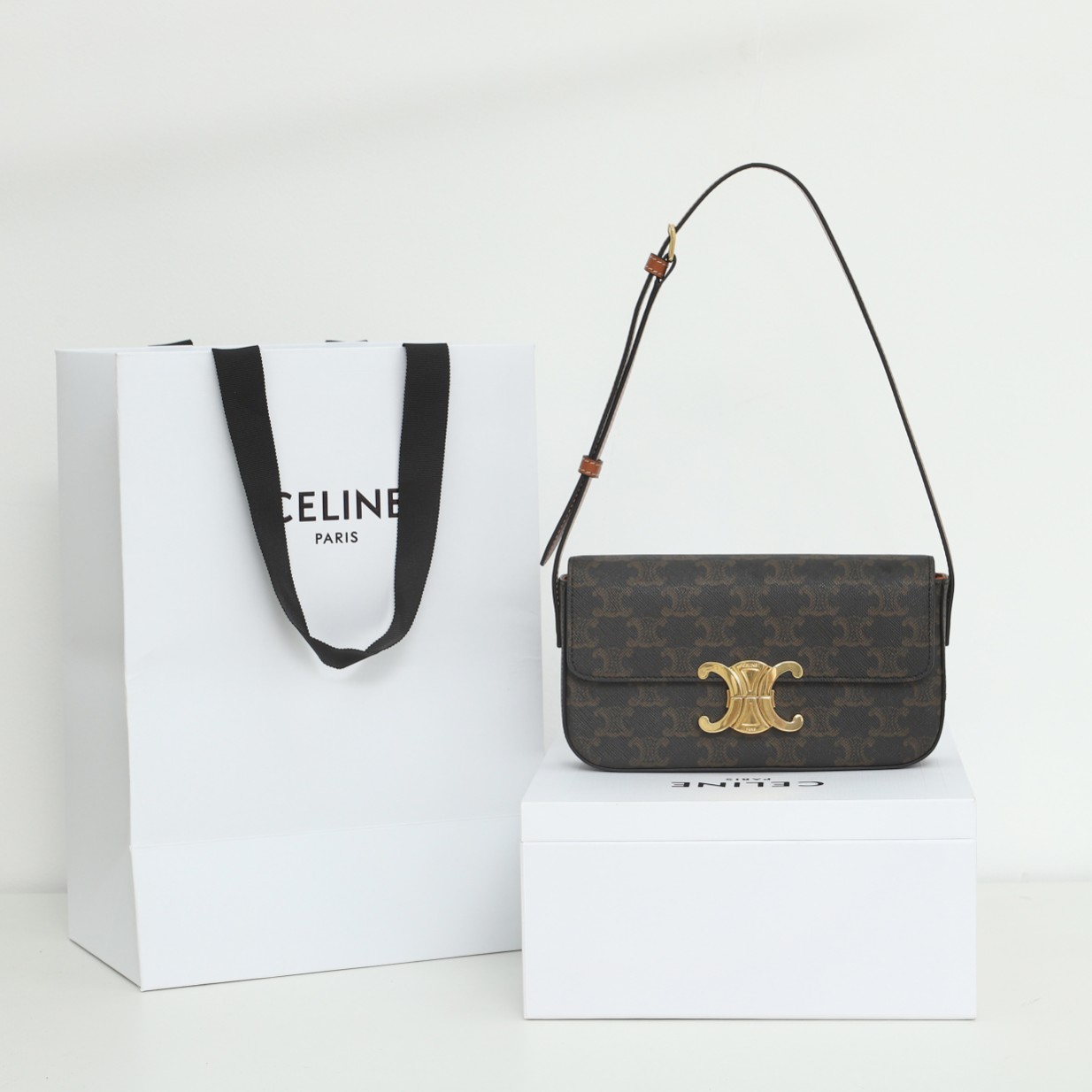 【CELINE】セリーヌ スーパーコピー ショルダーバッグ クロード / トリオンフキャンバス＆カーフスキン タン（194142CUZ.04LU）