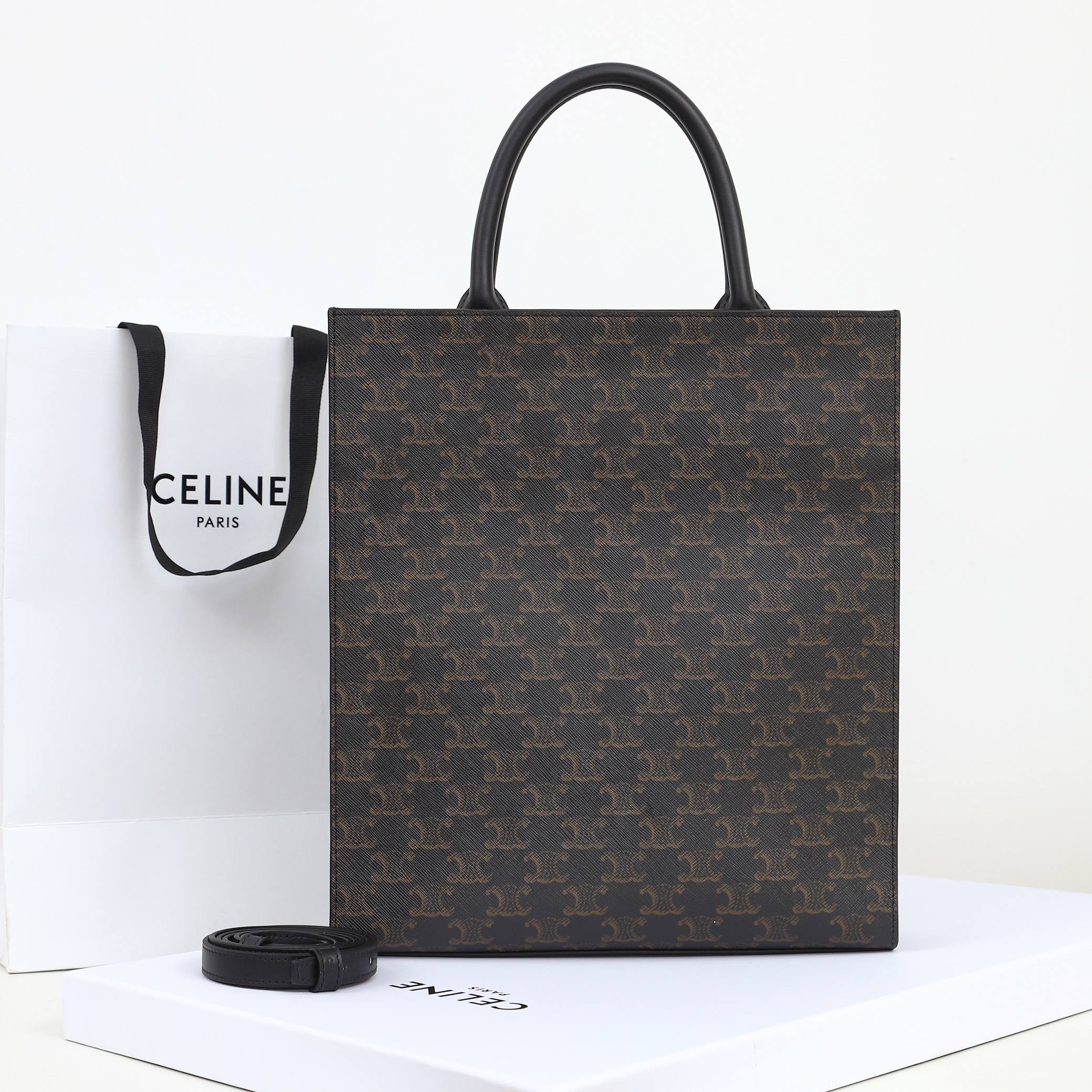 【CELINE】セリーヌ スーパーコピー トリオンフ スモール バーティカル カバ バッグ（191542BZK.04LU）
