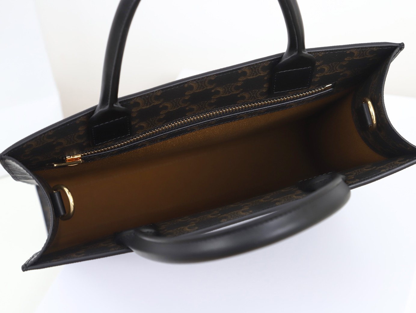 【CELINE】セリーヌ スーパーコピー トリオンフ スモール バーティカル カバ バッグ（191542BZK.04LU）