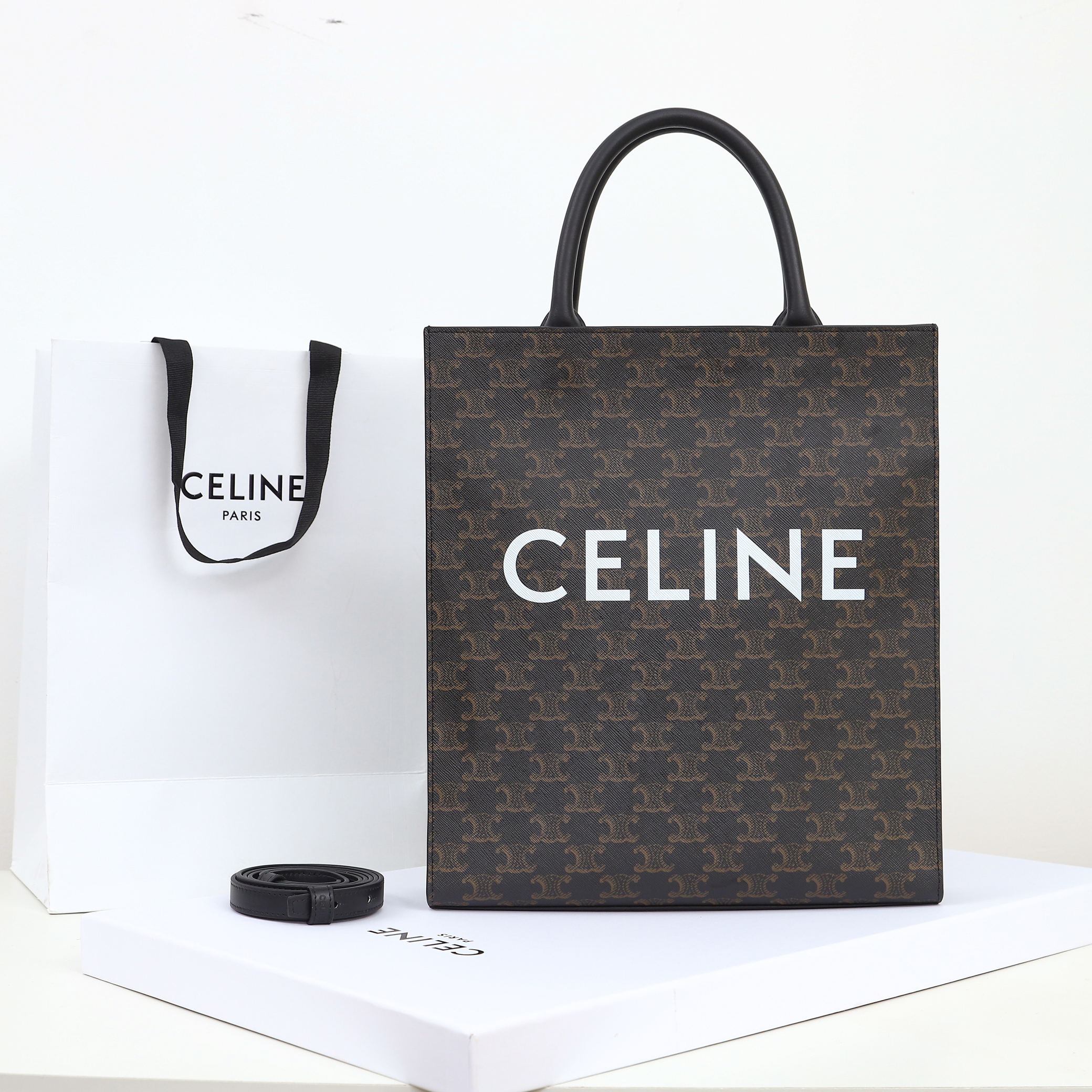 【CELINE】セリーヌ スーパーコピー トリオンフ スモール バーティカル カバ バッグ（191542BZK.04LU）