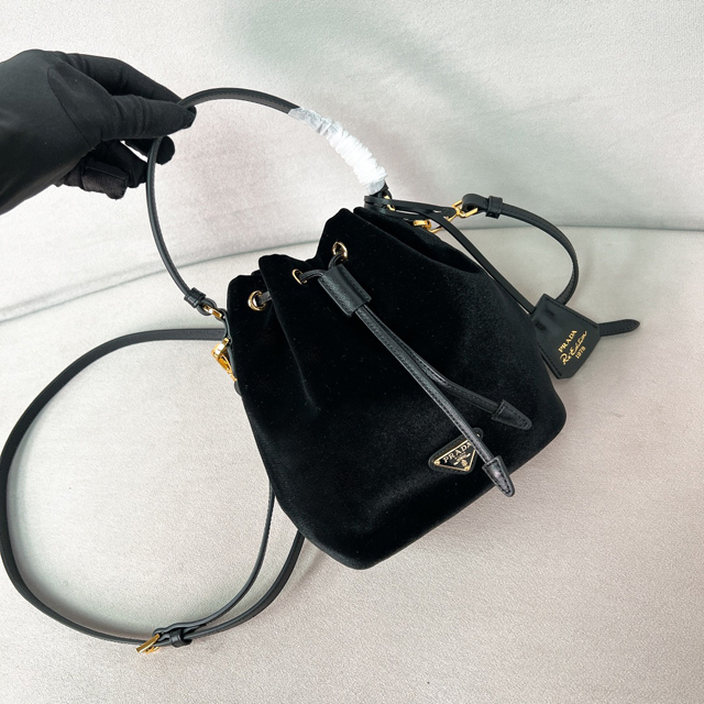 【PRADA】プラダ スーパーコピー ナッパレザーディテール付 ベルベット ミニバッグ（1BE067_2C7Q_F0002_V_WOM）