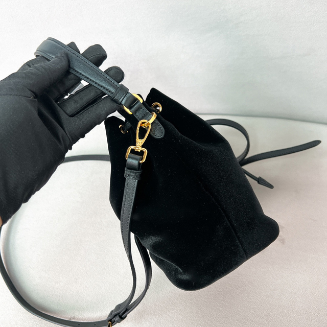 【PRADA】プラダ スーパーコピー ナッパレザーディテール付 ベルベット ミニバッグ（1BE067_2C7Q_F0002_V_WOM）