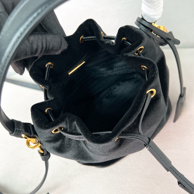 【PRADA】プラダ スーパーコピー ナッパレザーディテール付 ベルベット ミニバッグ（1BE067_2C7Q_F0002_V_WOM）