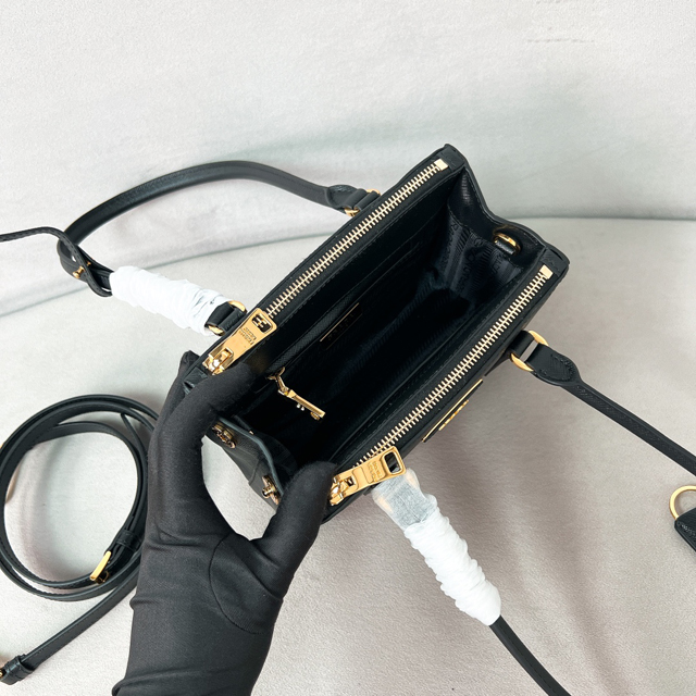 【PRADA】プラダ スーパーコピー ガレリア サフィアーノレザー ミニバッグ ブラック（1BA906_NZV_F0002_V_ZOM）