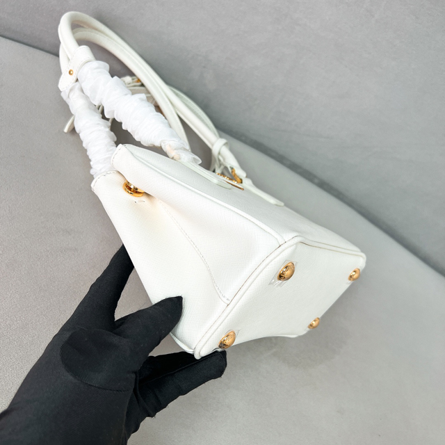 【PRADA】プラダ スーパーコピー ガレリア サフィアーノレザー ミニバッグ ホワイト（1BA906_NZV_F0009_V_ZOM）