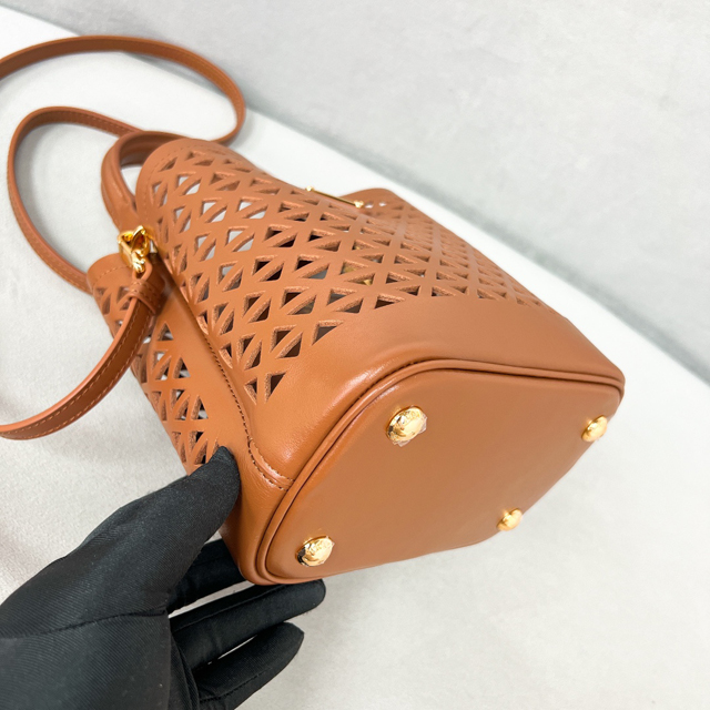 【PRADA】プラダ スーパーコピー パニエ カットアウトモチーフ レザー ミニバッグ キャラメル（1BA217_2CY4_F03BH_V_OOO）