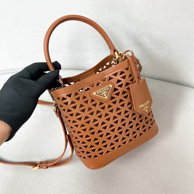 【PRADA】プラダ スーパーコピー パニエ カットアウトモチーフ レザー ミニバッグ キャラメル（1BA217_2CY4_F03BH_V_OOO）