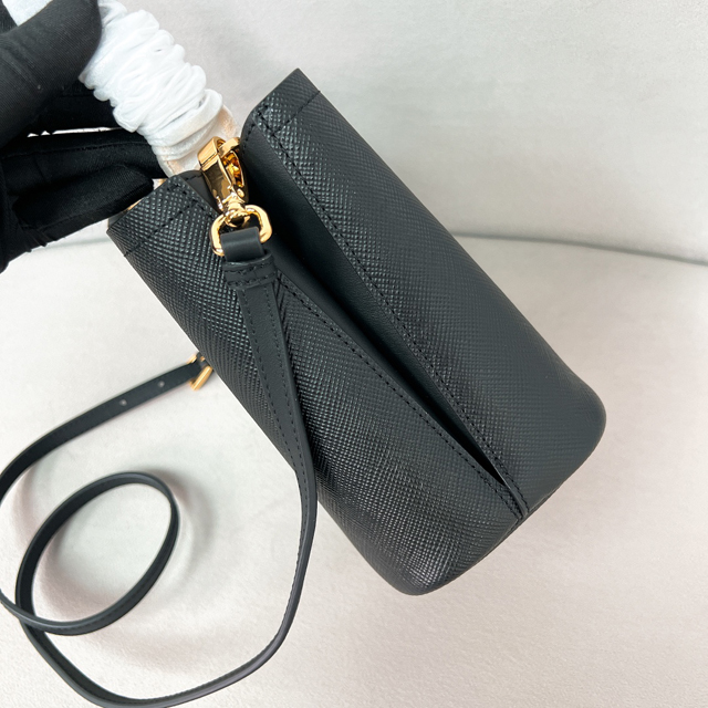 【PRADA】プラダ プラダ スーパーコピーパニエ サフィアーノレザー スモールバッグ ブラック バケツバッグ（1BA217_2ERX_F0002_V_OOO）