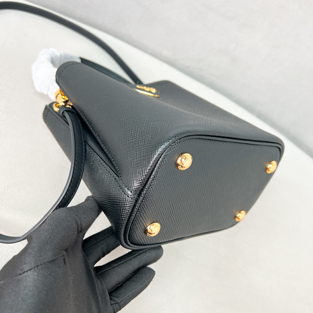 【PRADA】プラダ プラダ スーパーコピーパニエ サフィアーノレザー スモールバッグ ブラック バケツバッグ（1BA217_2ERX_F0002_V_OOO）