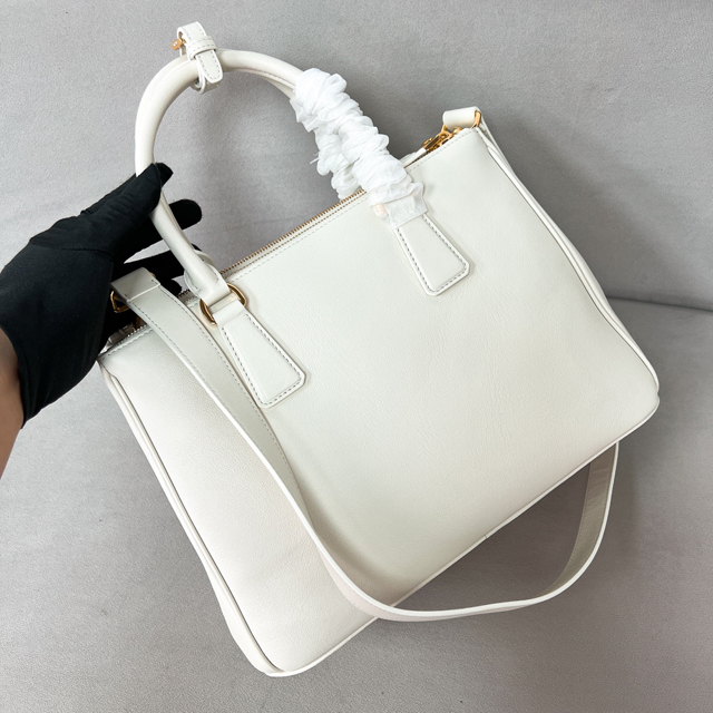 【PRADA】プラダ プラダ スーパーコピーガレリア ラージ ソフトグレインレザー バッグ ホワイト（1BA274_2CYS_F0009_V_YO0）