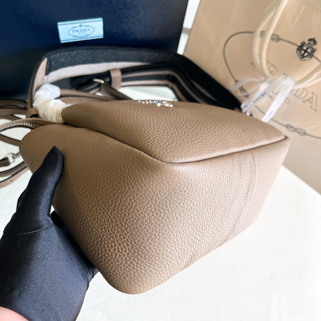 【PRADA】プラダ スーパーコピー ヴィッテロダイノソフトレザー スモール ハンドバッグ サンド（1BC145_2DKV_F02YP_V_3OO）