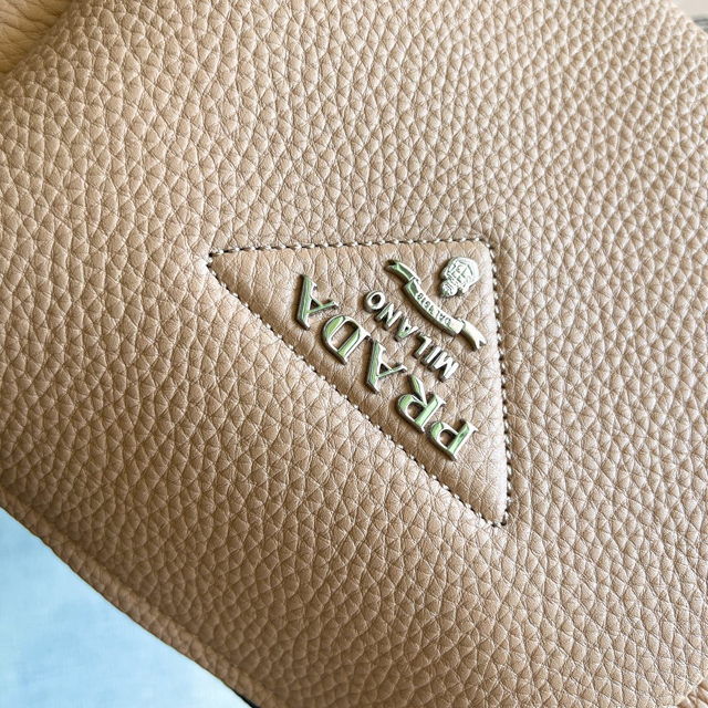 【PRADA】プラダ スーパーコピー ヴィッテロダイノソフトレザー スモール ハンドバッグ キャラメル（1BC145_2DKV_F03OF_V_3OM）