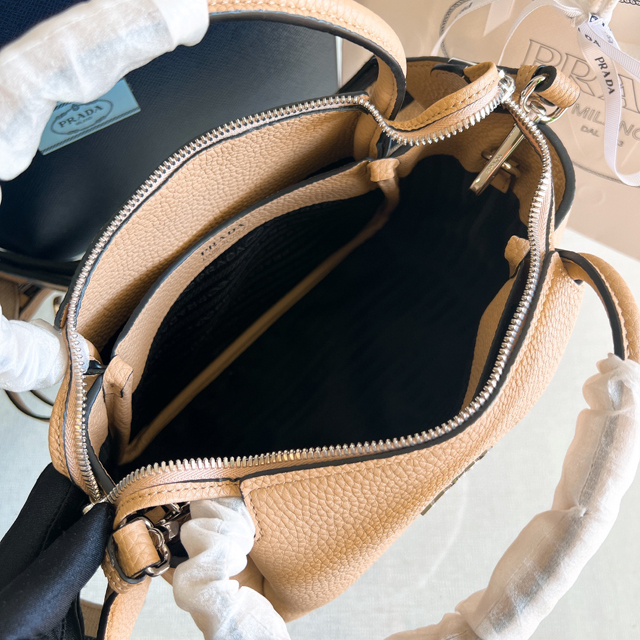 【PRADA】プラダ スーパーコピー ヴィッテロダイノソフトレザー スモール ハンドバッグ キャラメル（1BC145_2DKV_F03OF_V_3OM）