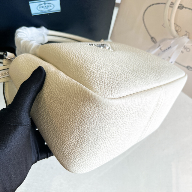 【PRADA】プラダ スーパーコピー ヴィッテロダイノソフトレザー スモール ハンドバッグ ホワイト（1BC145_2DKV_F0009_V_3OM）