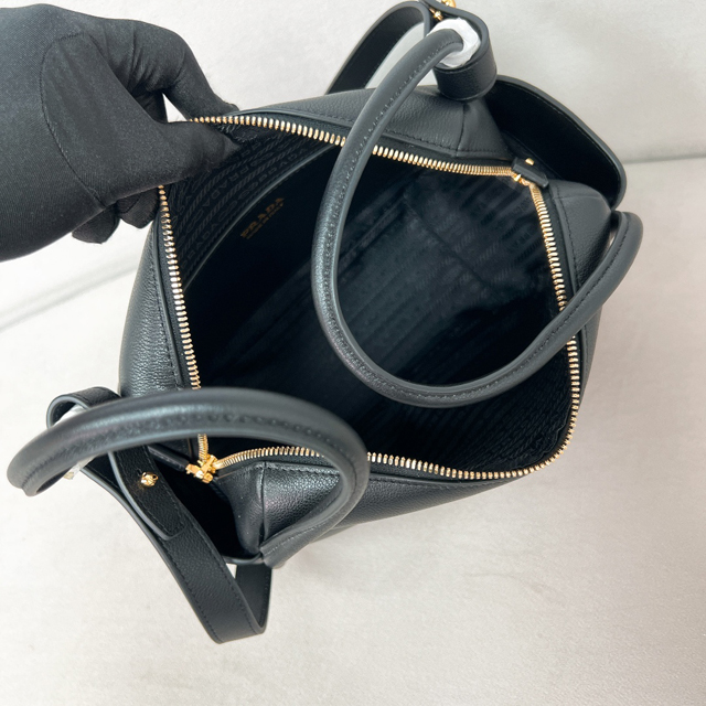 【PRADA】プラダ プラダ スーパーコピーダーリン ソフトグレインレザー ハンドバッグ  ブラック（1BA451_2CYS_F0002_V_OVO）