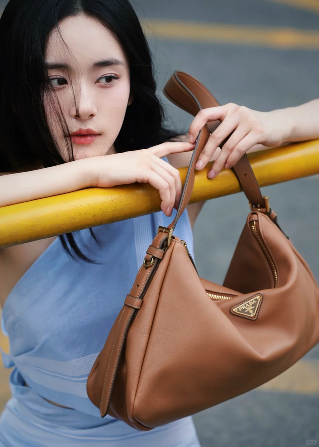 【PRADA】プラダ スーパーコピー エメ ラージ ソフトグレインレザー ショルダーバッグ キャメル（1BC228_2CYS_F03BH_V_LVM）