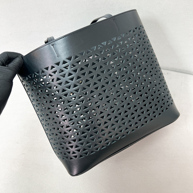 【PRADA】プラダ スーパーコピー ラージブラックパンチングレザー ショッピングバッグ（1BG503_2CY4_F0002_V_OOO）