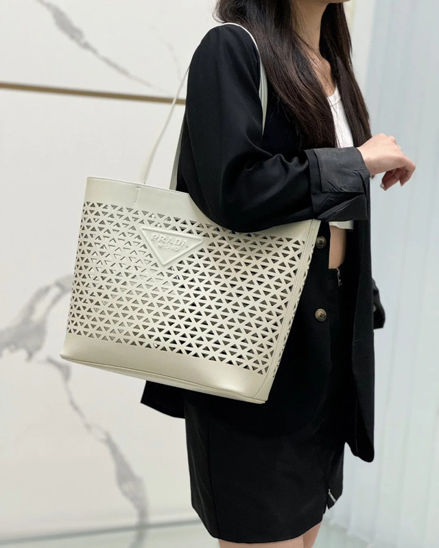 【PRADA】プラダ スーパーコピー ラージホワイトパンチングレザー ショッピングバッグ（1BG503_2CY4_F0009_V_OOO）