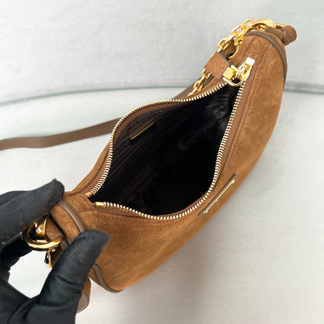 【PRADA】プラダ プラダ スーパーコピーRe-Edition スエード ミニバッグ ダークブラウン（1BC204_2C4S_F0324_V_QOO）
