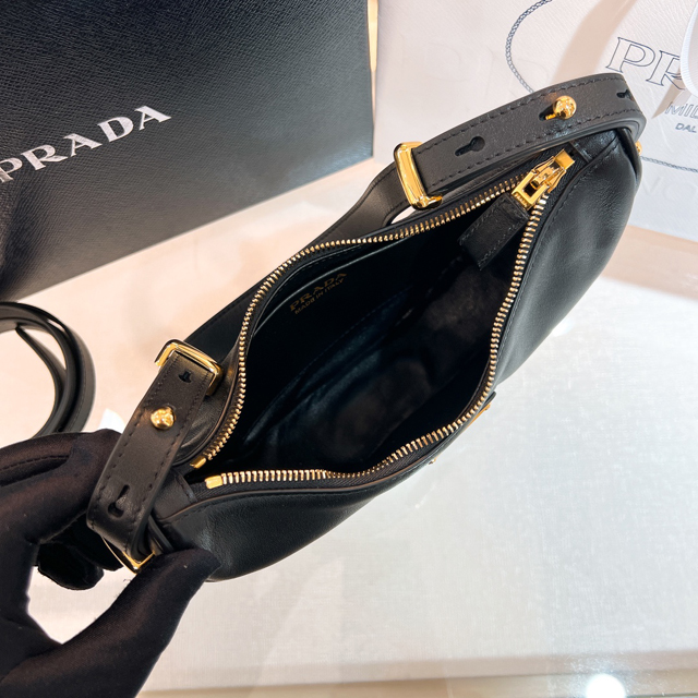 【PRADA】プラダ スーパーコピー アーケ スモール レザー ショルダーバッグ ブラック（1BC194_ASK_F0002_V_OOO）
