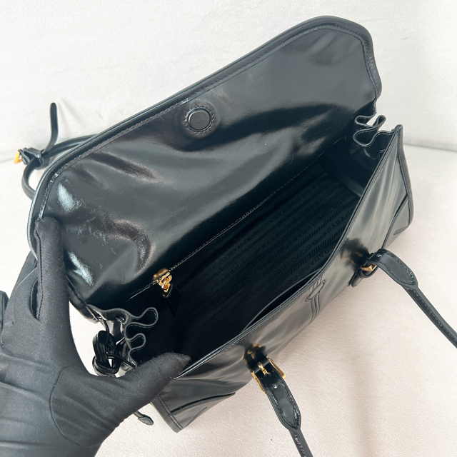 【PRADA】プラダ スーパーコピー ミディアムレザーショルダーバッグ ブラック（1BD376_2CYR_F0002_V_OOO）