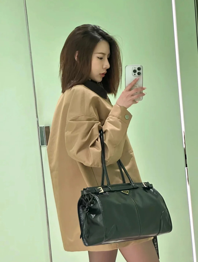 【PRADA】プラダ スーパーコピー ラージ レザー ハンドバッグ ブラック（1BA433_2CYR_F0002_V_MOO）