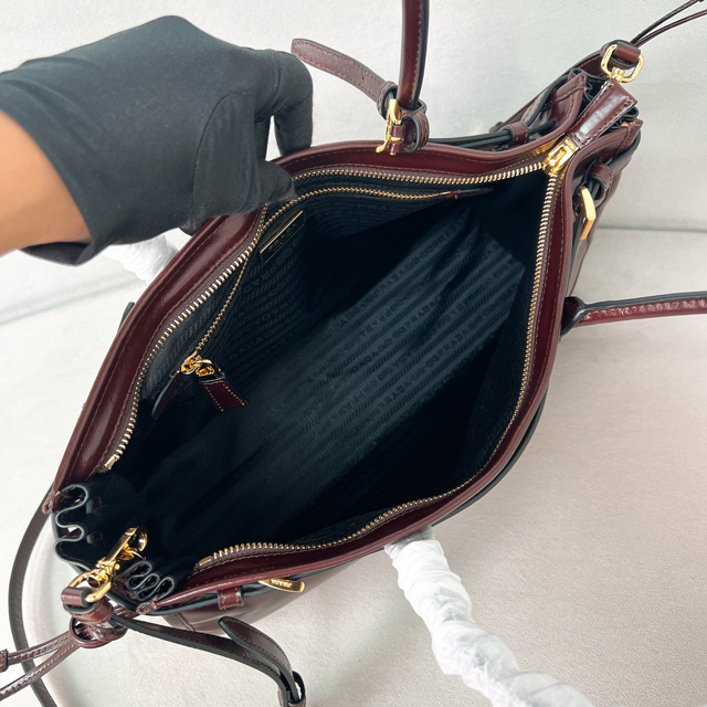 【PRADA】プラダ スーパーコピー ラージ レザー ハンドバッグ ダークブラウン（1BA433_2CYR_F01D6_V_MOO）