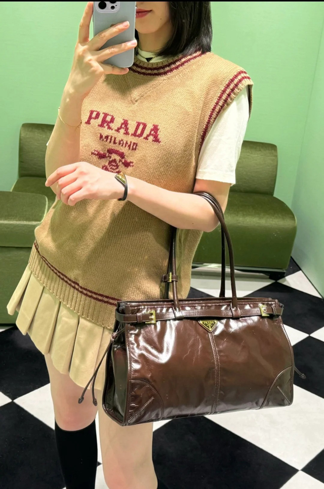 【PRADA】プラダ スーパーコピー ラージ レザー ハンドバッグ ダークブラウン（1BA433_2CYR_F01D6_V_MOO）